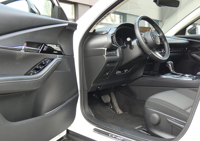 Mazda CX-30 - Kolor Snowflake White Pearl, zdjęcie 9
