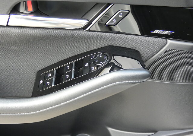 Mazda CX-30 - Kolor Snowflake White Pearl, zdjęcie 10