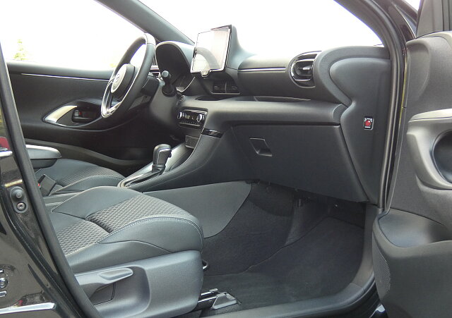 Mazda 2 Hybrid - Kolor Opera Black, zdjęcie 11