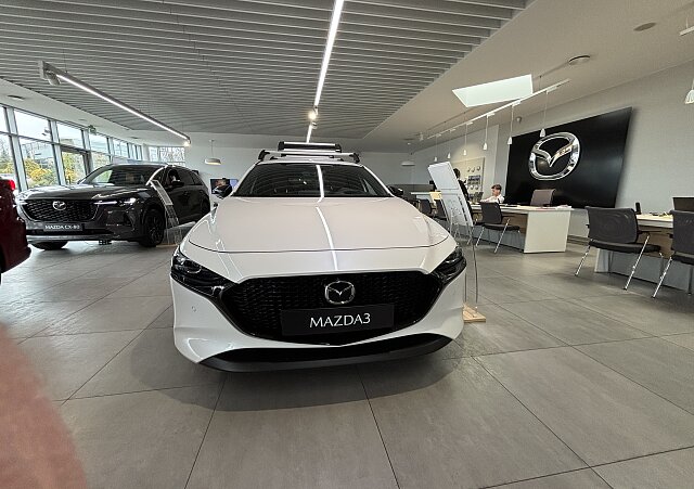 Mazda 3 - Kolor Snowflake White Pearl, zdjęcie 2