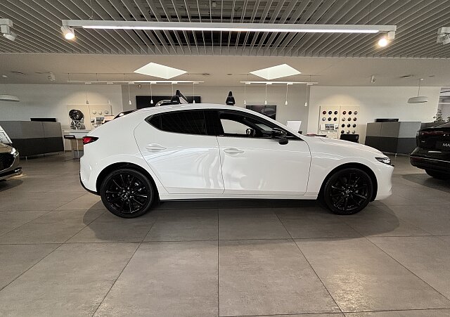 Mazda 3 - Kolor Snowflake White Pearl, zdjęcie 3