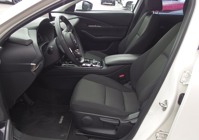 Mazda CX-30 - Kolor Snowflake White Pearl, zdjęcie 11