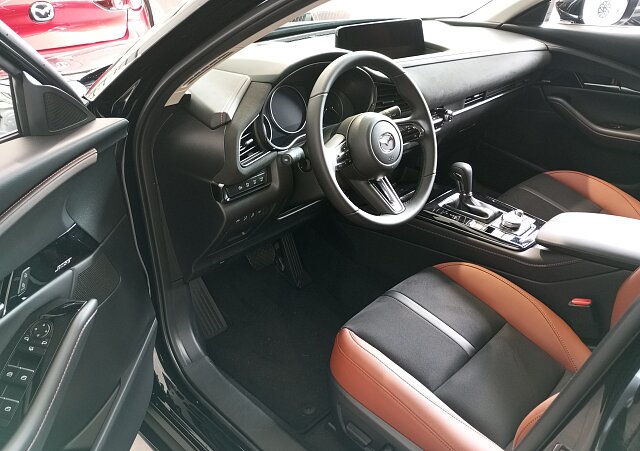 Mazda CX-30 - Kolor Jet Black, zdjęcie 3