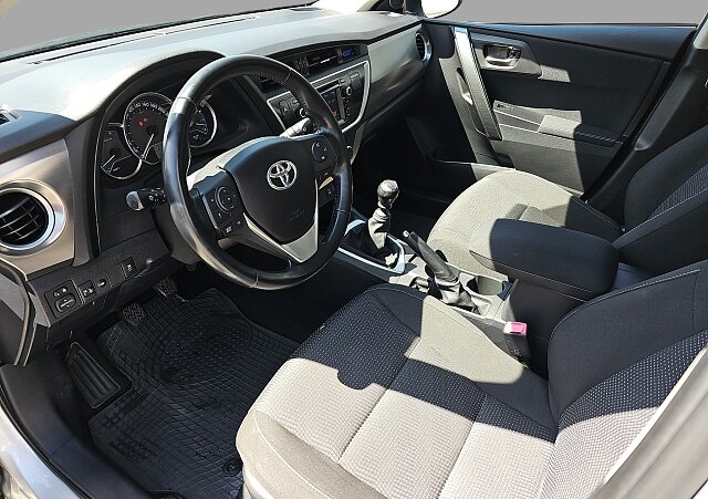 Toyota Auris - Kolor Srebrny, zdjęcie 13