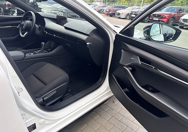 Mazda 3 - Kolor Snowflake White Pearl, zdjęcie 23