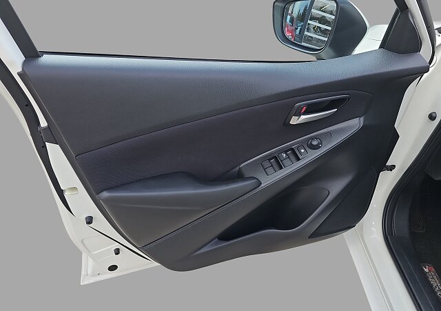 Mazda 2 - Kolor Arctic White, zdjęcie 12