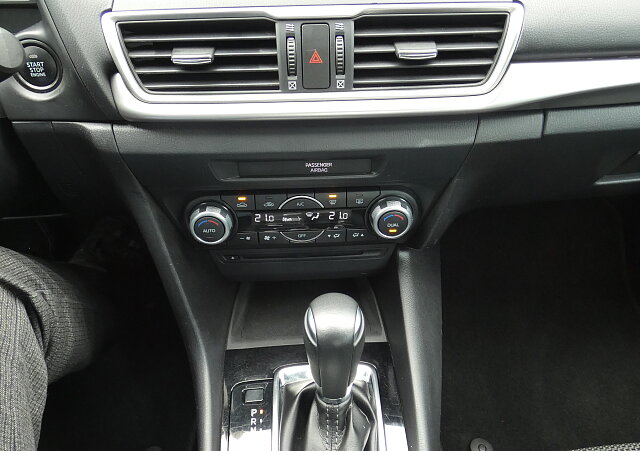 Mazda 3 - Kolor Jet Black, zdjęcie 12