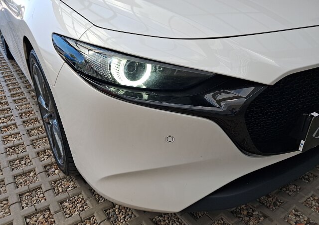 Mazda 3 - Kolor Snowflake White Pearl, zdjęcie 17