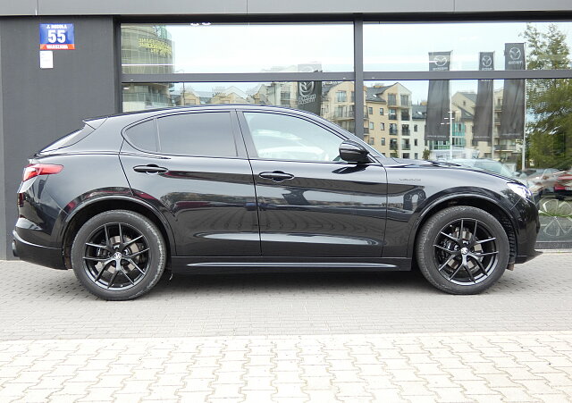 Alfa Romeo Stelvio - Kolor Czarny, zdjęcie 2