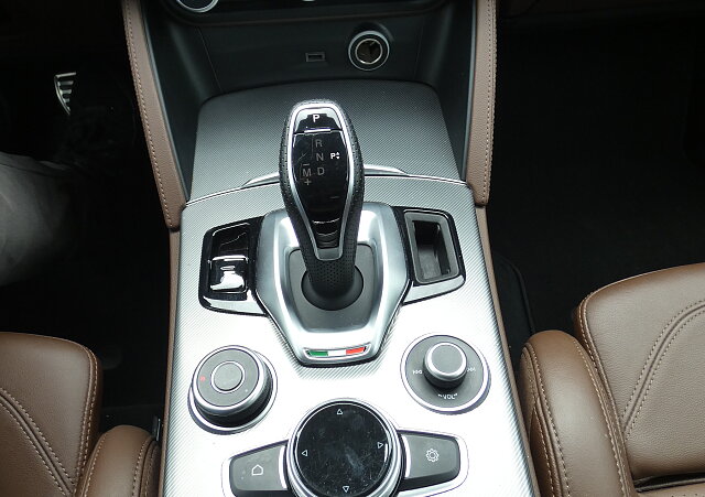 Alfa Romeo Stelvio - Kolor Czarny, zdjęcie 12