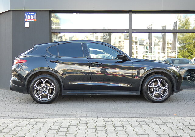 Alfa Romeo Stelvio - Kolor Czarny, zdjęcie 2