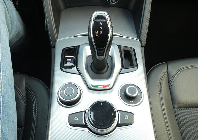 Alfa Romeo Stelvio - Kolor Czarny, zdjęcie 10