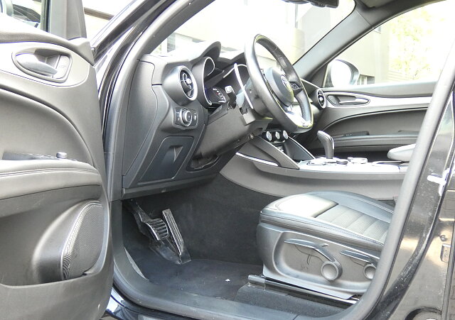 Alfa Romeo Stelvio - Kolor Czarny, zdjęcie 12