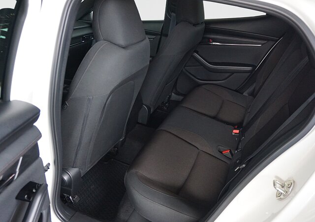 Mazda 3 - Kolor Snowflake White Pearl, zdjęcie 8
