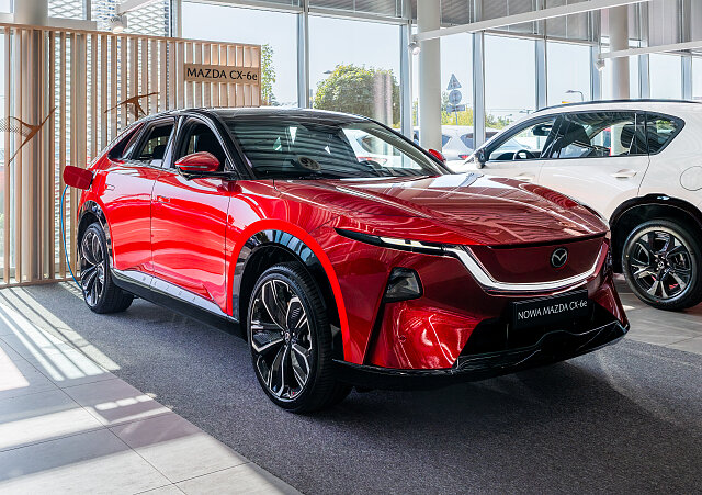 Mazda CX-6e - Kolor Czerwony, zdjęcie 5