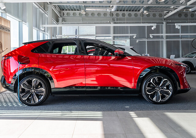 Mazda CX-6e - Kolor Czerwony, zdjęcie 4