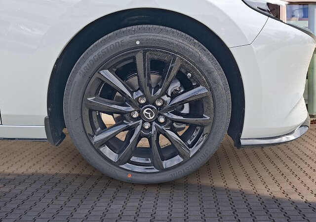 Mazda 3 - Kolor Snowflake White Pearl, zdjęcie 15