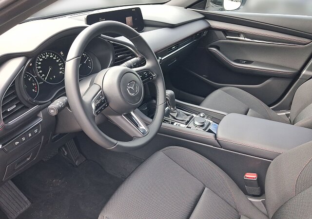 Mazda 3 - Kolor Snowflake White Pearl, zdjęcie 9