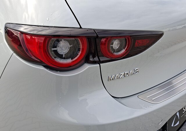 Mazda 3 - Kolor Snowflake White Pearl, zdjęcie 17